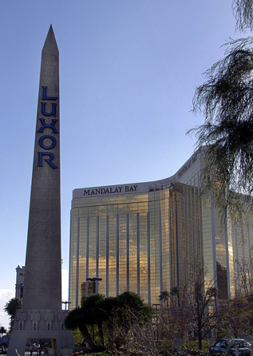 Обелиск казино "Luxor" и золотой "Mandalay Bay".