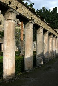 Ряд колонн вдоль Палестры (гимнастической школы). Геркуланум.