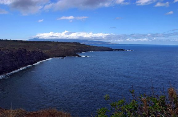 Лавовые берега острова.