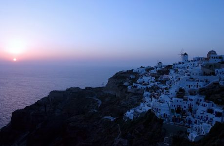 Солнце садится в Эгейское море.