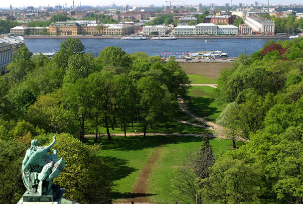 Адмиралтейский скверик и Нева с высоты Исаакиевского собора.