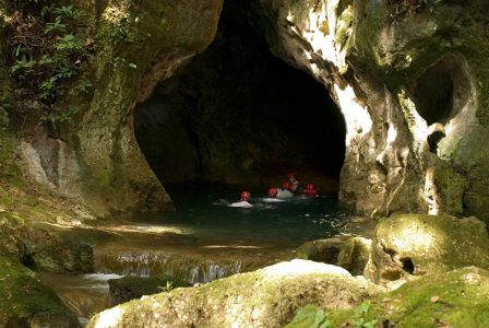 Вход в пещеру Actun Tunichil Muknal - только вплавь.