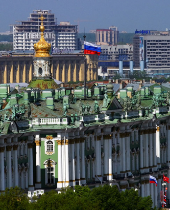 Башенка Зимнего дворца и пентхаус на дальнем плане.