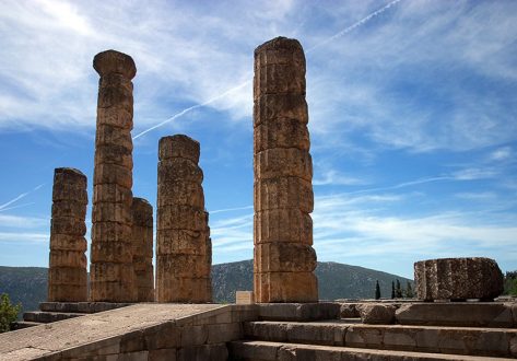 Колонны Храма Аполлона (Temple of Apollo) в древних Дельфах. 4 в. до н.э.