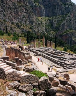 Священный путь (Sacred way) через древние Дельфы.