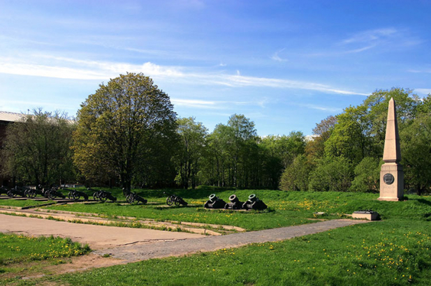 Старинные пушки на подступах к Артиллерийскому музею.