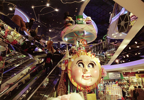 Огромный магазин игрушек "Schwarz store".