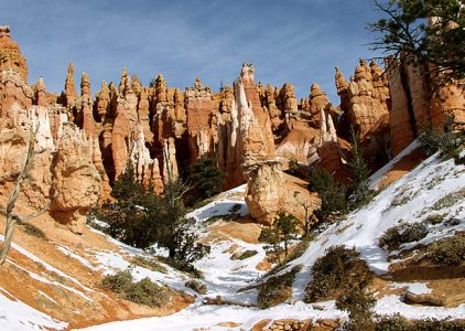 Пальцевидные hoodoos, все вместе напоминающие неприступную стену крепости.