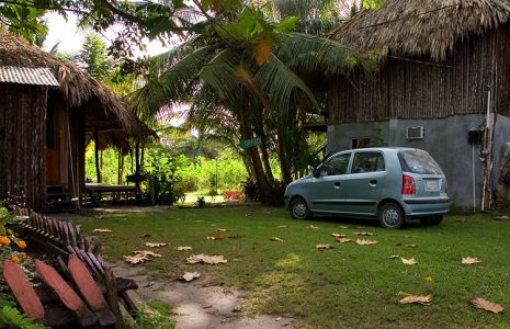 Додж Атос в аборигенской деревне Crooked Tree.