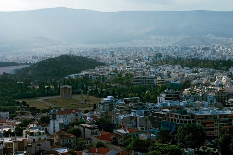 Утро в Афинах. Среди бесформенных домов хорошо выделяются стройные колонны храма Зевса-олимпийца.