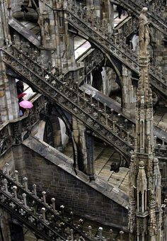 Розовый зонт среди мрачных переходов. Миланский Duomo.