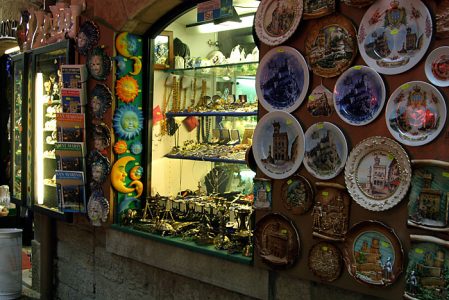 Сувенирные лавки, заполонившие улицы Сан-Марино.