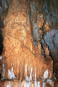 Мощный сталагмит на верхнем уровне пещеры ATM.