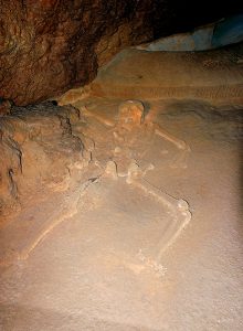 Настоящий скелет девушки майя Actun Tunichil Muknal, чьим именем названа пещера.