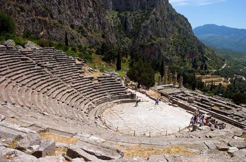 Амфитеатр в древних Дельфах. Построен 2500 лет назад.