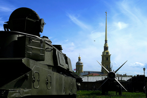 Военная техника Артиллерийского музея на фоне Петропавловской крепости (или наоборот).