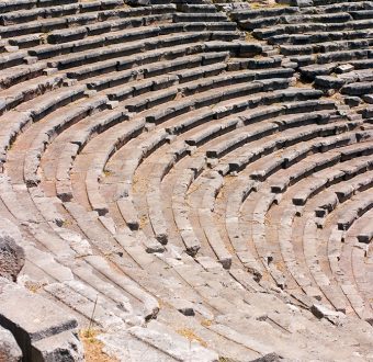 Ряды сидений в амфитеатре в древних Дельфах. Театр вмещал 5000 человек.