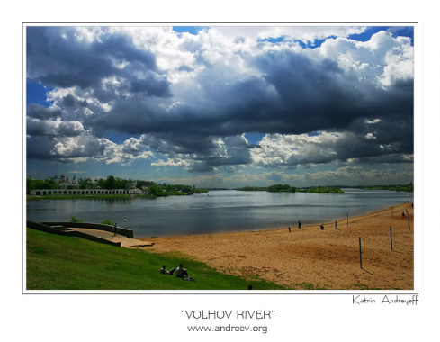 "Река Волхов". Дождевые облака собрались над рекой Волхов в Новгородской области. И хотя снимали почти в полдень, но такая плотная облачность позволила добиться интересного освещения.