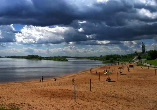 Пляж у стен Кремля, на берегу реки Волхов. Великий Новгород.