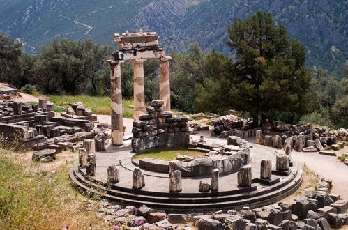 Дельфийский толос (The Tholos) в святилище богини Афины. Предназначение неизвестно. Дельфы.