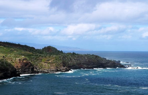Лавовые утесы на верхней части острова.