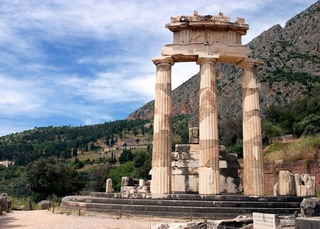 Три восстановленные колонны толоса с обратной стороны. Дельфы.