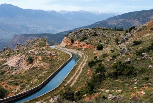 Рукотворный канал вдоль греческого шоссе Е65.