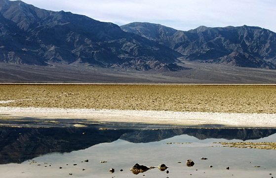 Горная гряда Panamint. Место под названием Badwater (плохая вода, имеется в виду - не питьевая).
