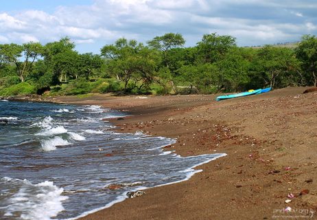 Каяки на пляже Макена.