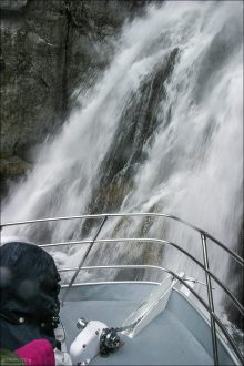 Нос корабля под водопадом.