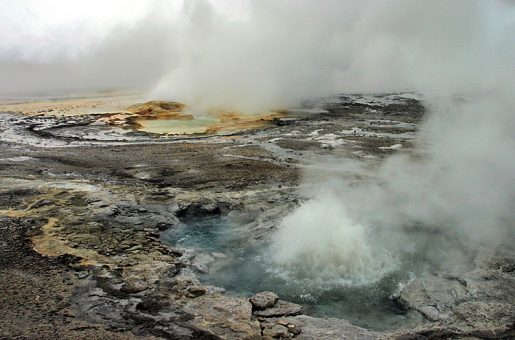 Гейзеры Clepsydra и Spasm в нижней гейзеровой долине.