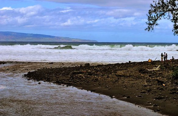 Гигантский прибой на пляже Punalau beach.