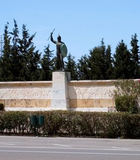 Памятник царю Леониду и 300 спартанцам в Фермопилах.