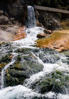 Горячие серные источники в Фермопилах, из-за которых город получил своё имя.