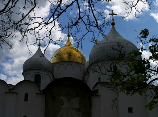 Купола Софийского собора. Средний купол позолочен еще в 16-м веке. Великий Новгород.