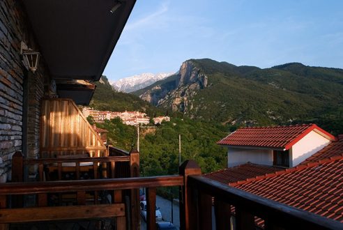 Балконы гостиницы "Афродита" в окрестностях национального парка Олимп.