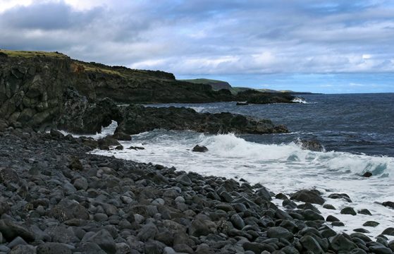 Галечный пляж вдоль дороги у южного побережья.