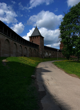 Внутренняя прогулочная дорожка вдоль стен Кремля. Великий Новгород.