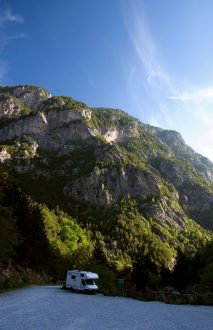 Трейлер у начала одной из троп. Национальный парк Олимп.