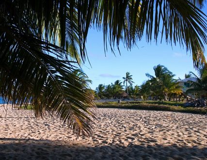 Вид из ресторана на пляже в Плаценсии.