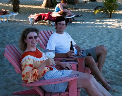 На пляже перед гостиницей "Cozy Corner" в Плаценсии. Южный Белиз.