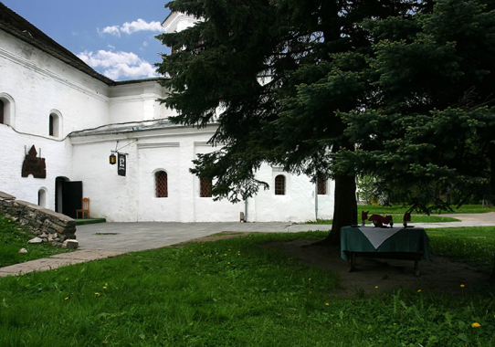 Столики на открытом воздухе перед рестораном "Детинец" в Кремле. Великий Новгород.