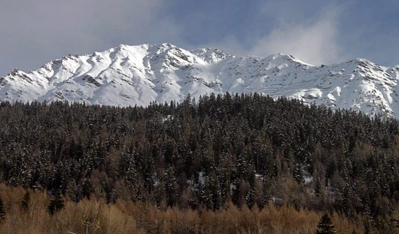 Снежные склоны, окружающие долину.