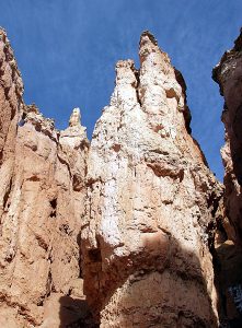 На дне красно-белого каньона на тропе "Queens Garden".