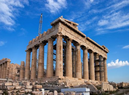 Знаменитый Парфенон в Афинском Акрополе. Реставрируется.