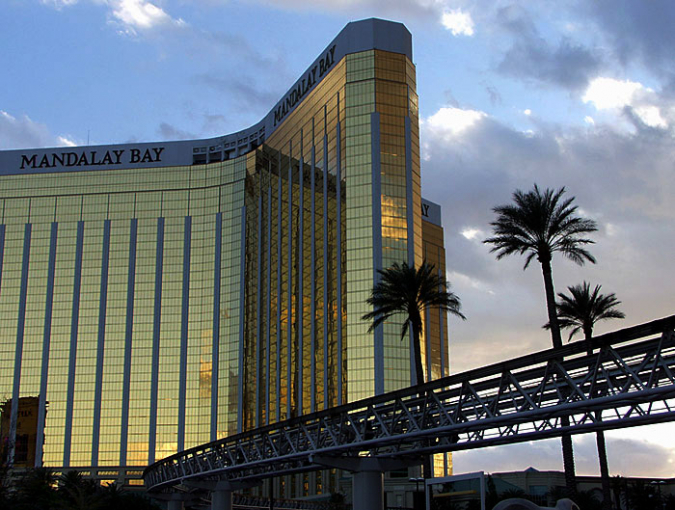 Монорельс и золотой "Mandalay Bay".