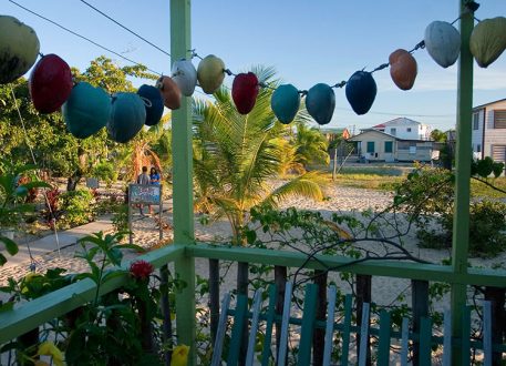 Веранда сувенирной лавочки в центре Плаценсии.