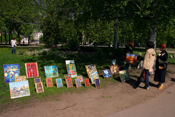 Продажа картин у стен Кремля. Великий Новгород.