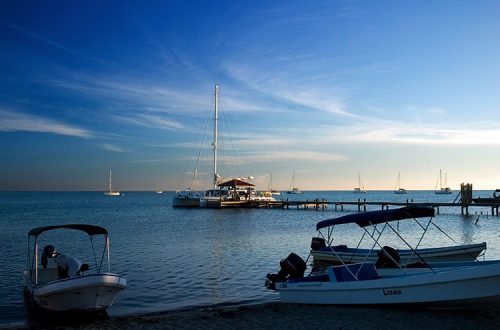 Пирс и яхты на дальнем конце деревни Плаценсия. Новый Год.