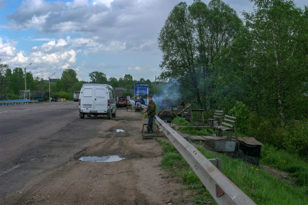 Жители деревни Акуловка с самоварами на обочине. Трасса Е105 Новгород - Тверь. 2005 год.